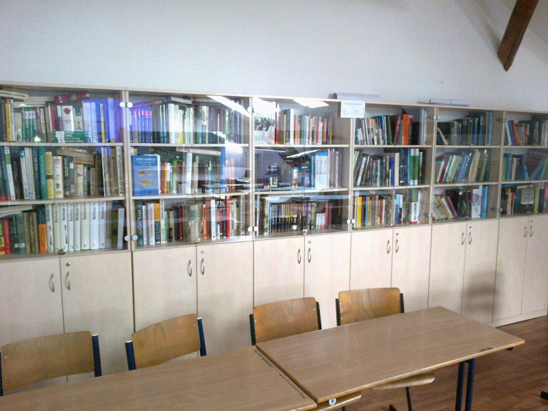 Knihovna v učebně
